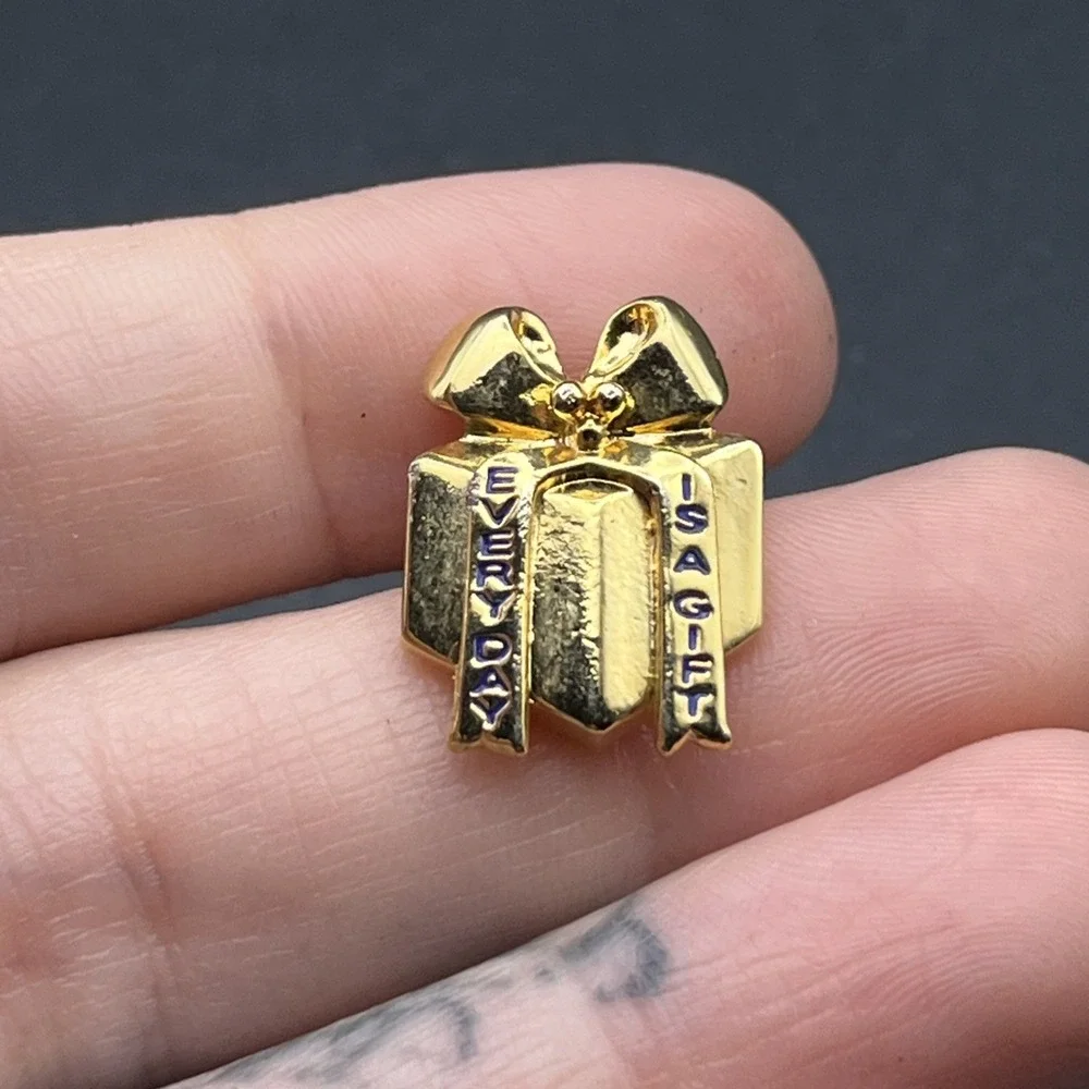Every‎ Day Is A Gift Gold Tone Present Lapel Hat Pin